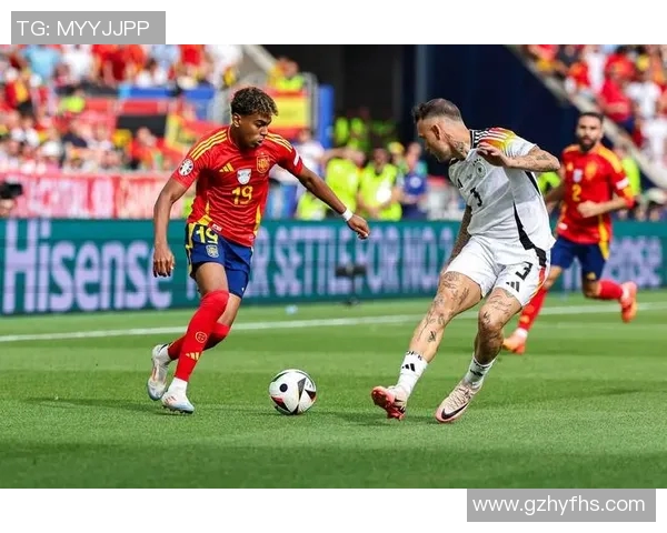 英格兰男足捧起欧洲杯，成功实现卫冕梦想